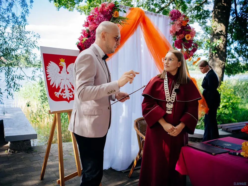 Koordynator uzgadnia przebieg ceremonii z urzędniczką USC