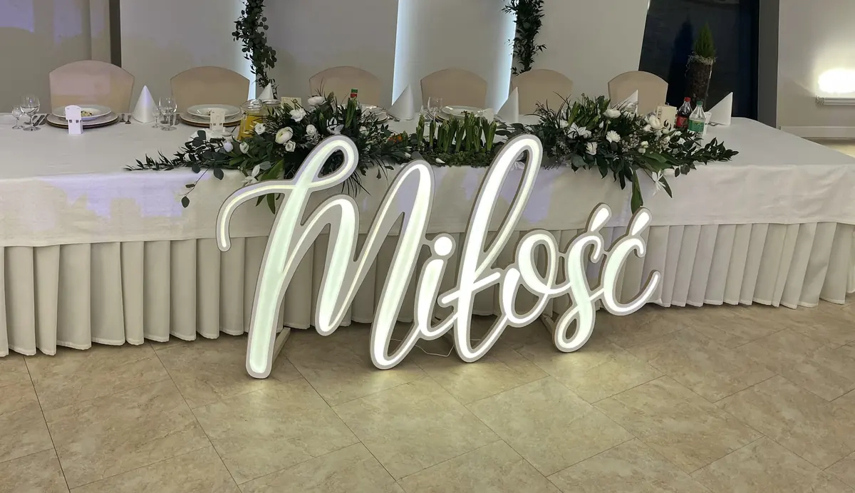 Napis MIŁOŚĆ